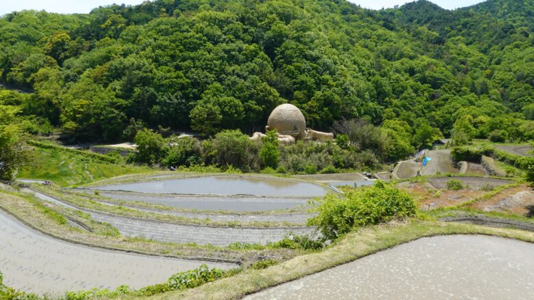 棚田に中に、大きな丸い物体(アート作品)が気になるぞ