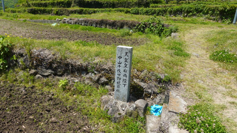 天皇皇后陛下が視察したことを表す石碑を発見