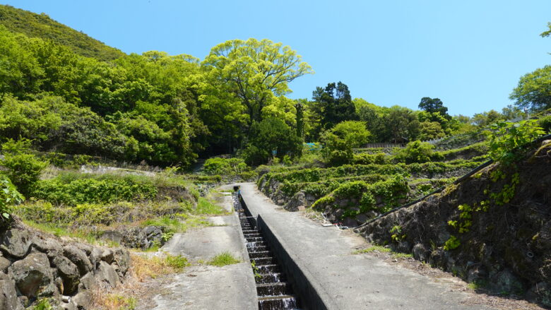 湧水が流れているのが分かる急勾配の坂道