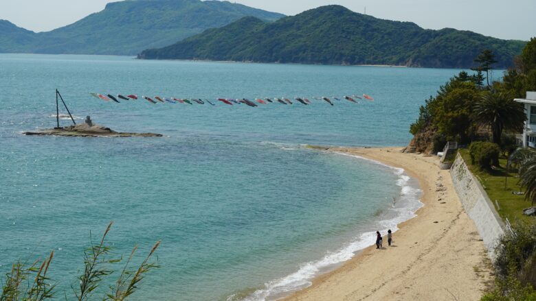 戸形の鯉のぼり、風情のある景観が見事なり