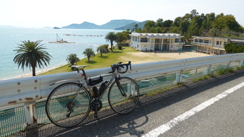 おっ、海の上に浮かぶ鯉のぼりが見えるぞ