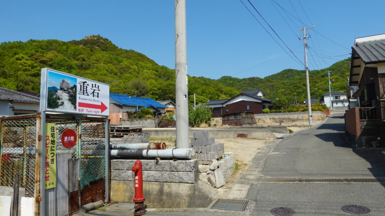 住宅地にある重岩の案内板