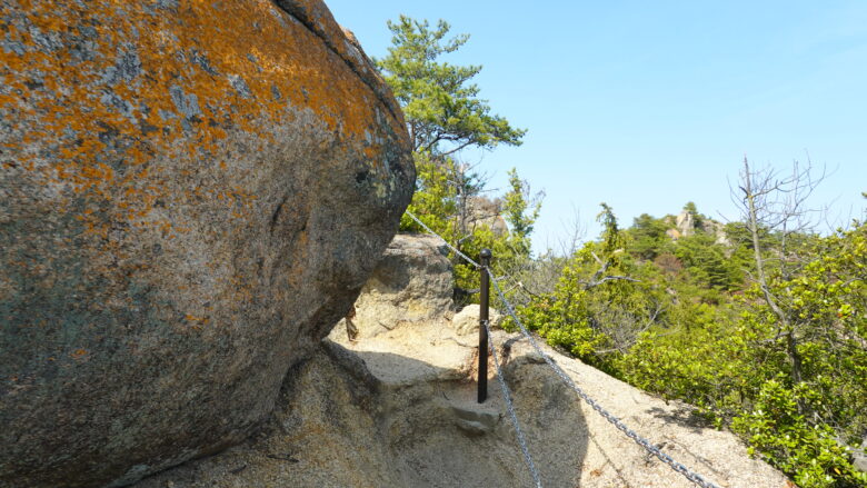 通路には、歩くのに邪魔な大きな岩があるぞ