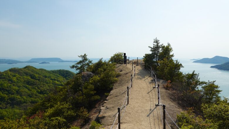 遠くには、山頂が平べったい特徴的な屋島が見えるぞ