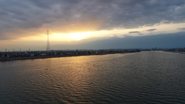 夕暮れ時にフェリーから見た岡山の町並み