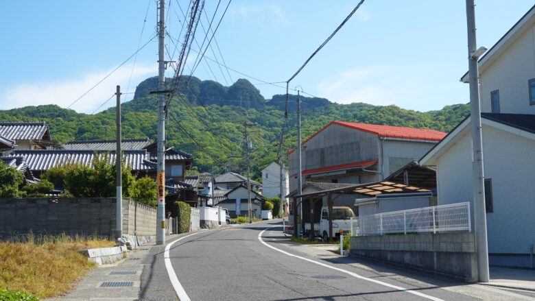 八栗登山口駅へ向かう道中から見える五剣山