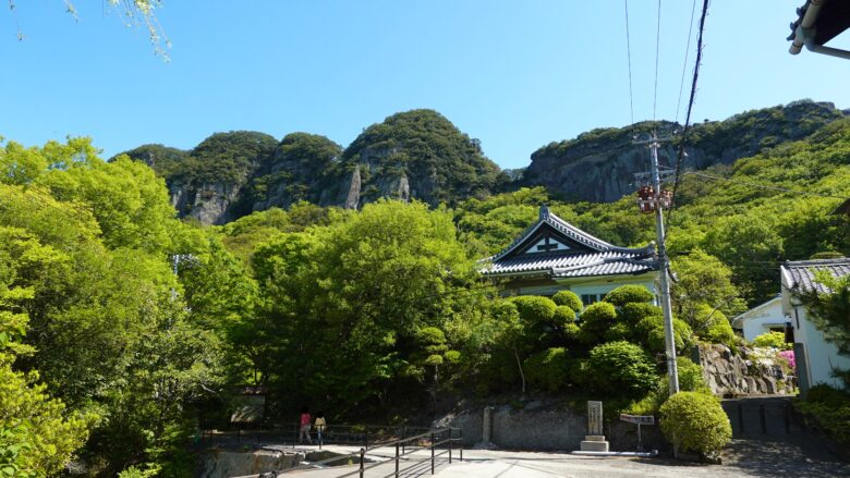 八栗山上駅から表参道へ向かう途中で見える五剣山