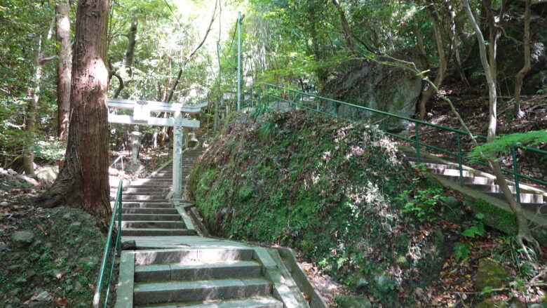 思った以上に急な階段だ