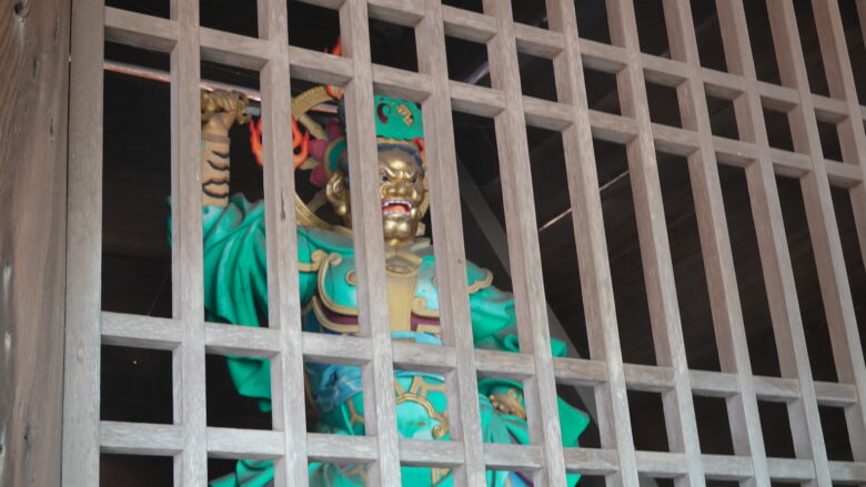 金色のお顔が目を引く