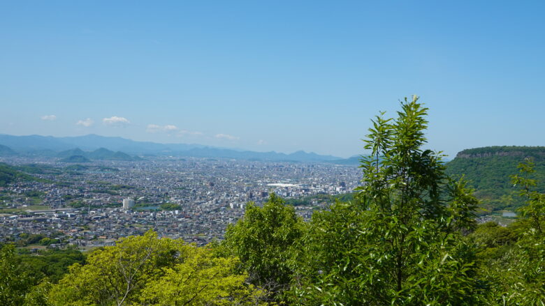 展望台からの眺め(右端の平らな山が屋島)