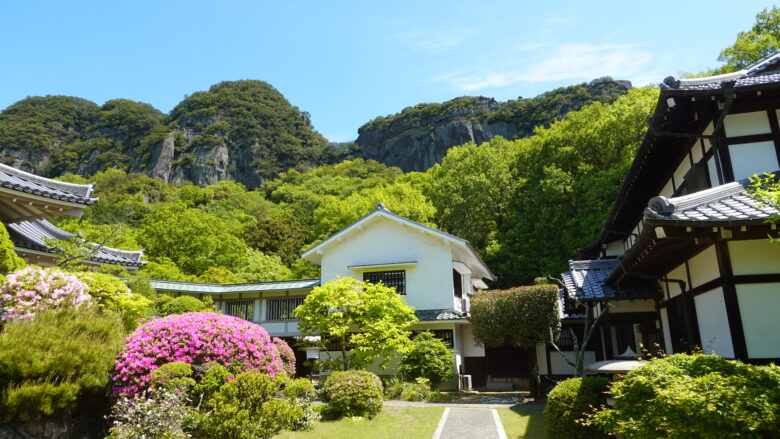 本坊の庭から五剣山を望む