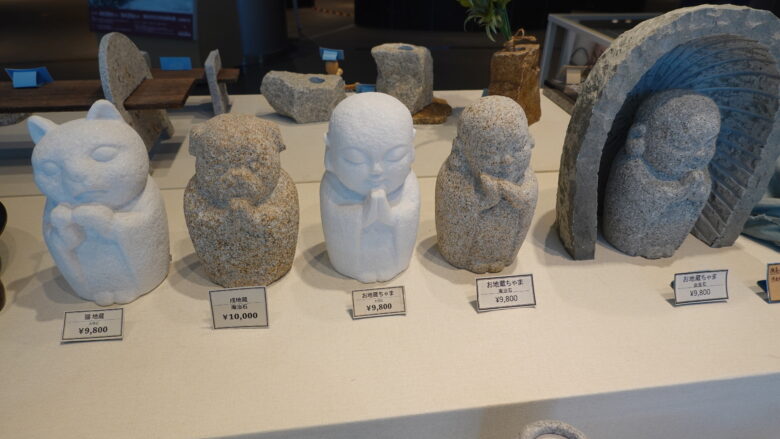 可愛らしいお地蔵様たち、庵治石や大理石などで作られている