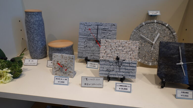 レンガ調の庵治石の時計がお洒落だな