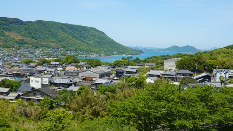瀬戸内海に浮かぶのは、猫の島として知られる男木島だな