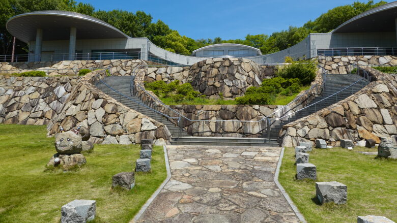 石の民俗資料館へ向かう階段前