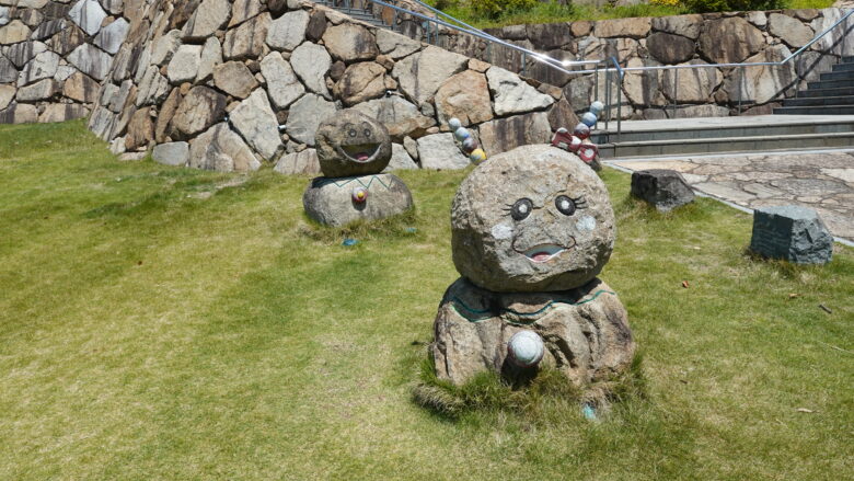 可愛い鬼たちが階段前でお出迎え