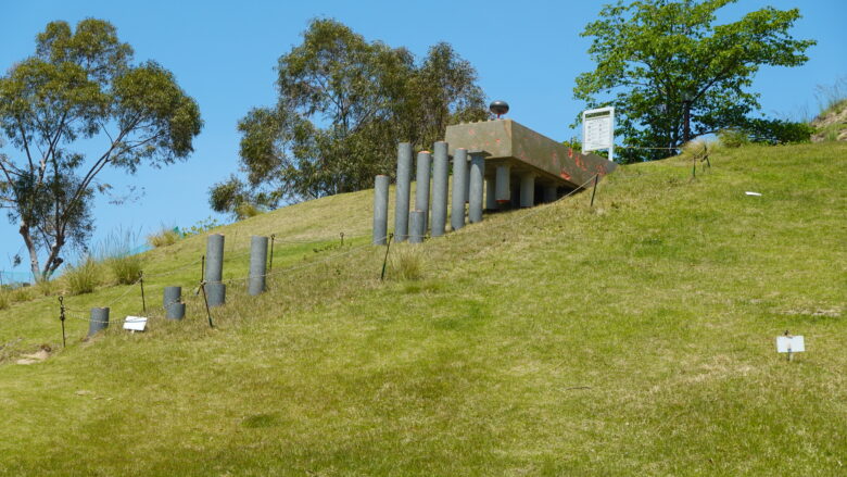 おっ、秘密基地からの発進シーンか？