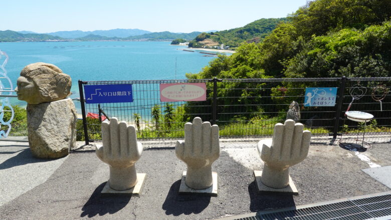 石の椅子の形が面白い