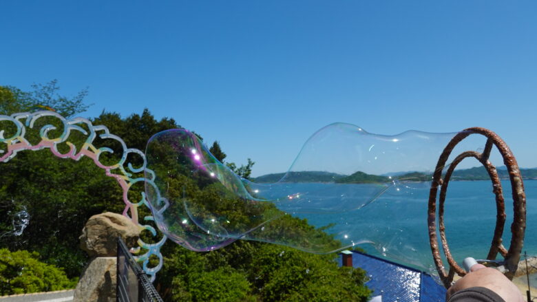 どれだけ長いシャボン玉が作れるか、レッツチャレンジ!