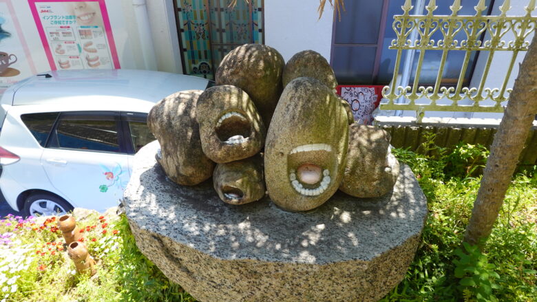 インパクト抜群な頭の像