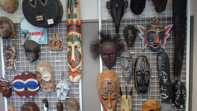 不思議な文様の仮面がいっぱい