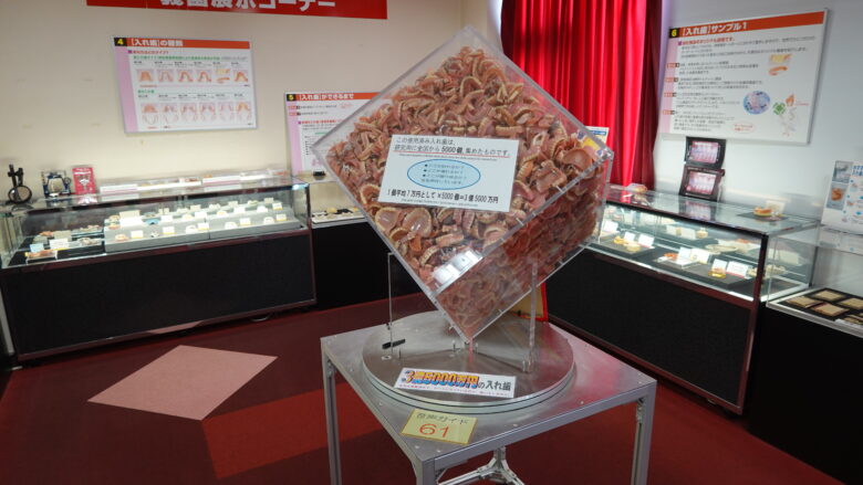 ケースの中に入れ歯がいっぱい