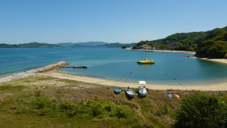 大きく湾曲している志度湾