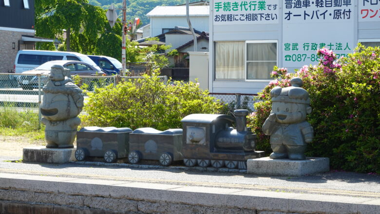 桃太郎電鉄のキャラクターがお出迎え