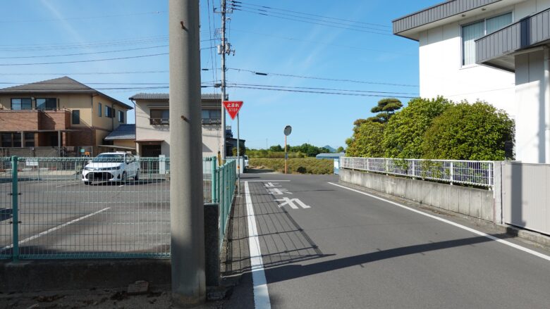 鬼ヶ塚前から駐在所の方向を見た景色