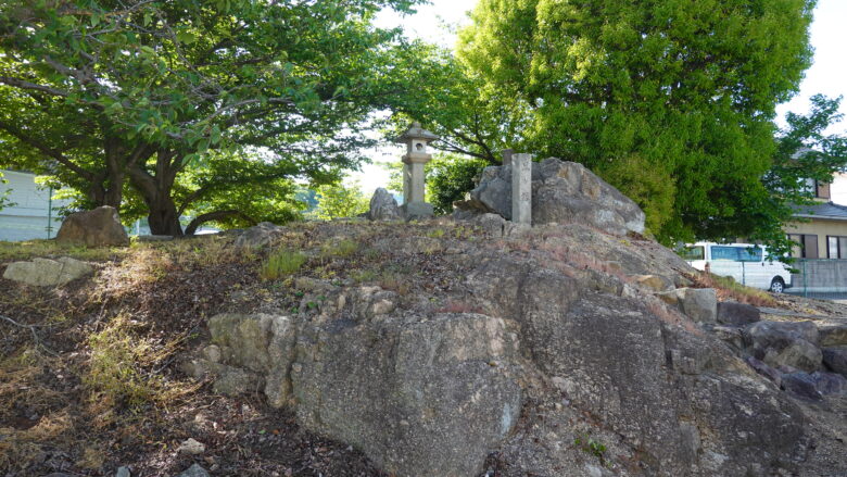 小さな丘の上に祠が建つ