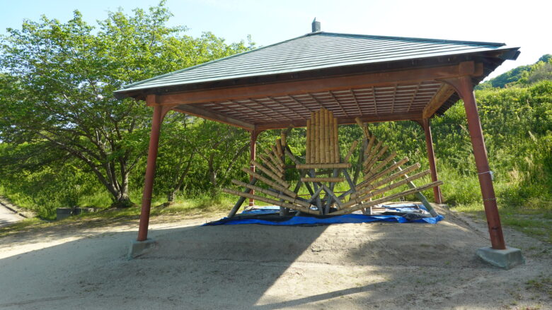 土俵の上にある竹細工が目を引く