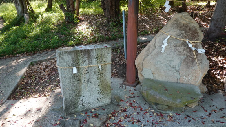 桃太郎のお墓（左）、碑石（右）