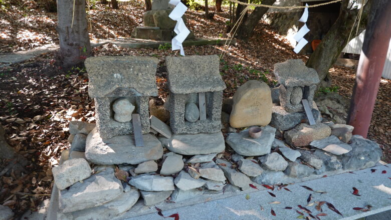 犬（左）・猿（中）・雉（右）のお墓