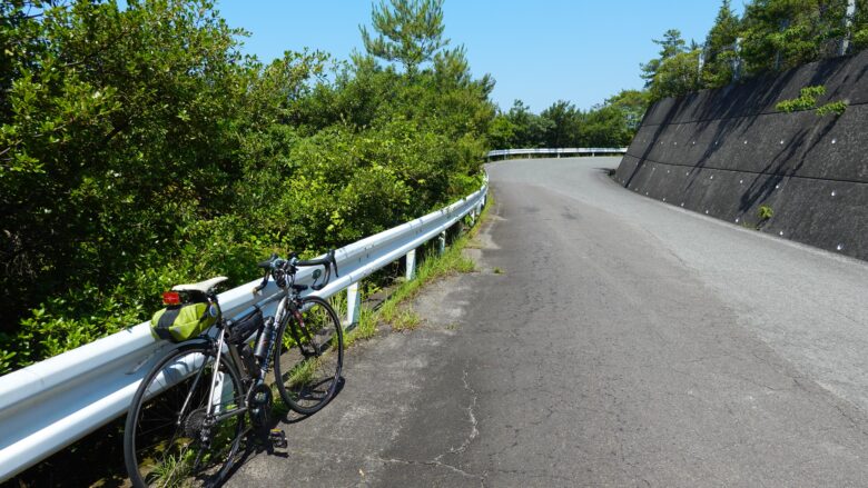 ロードバイクで坂道を上る