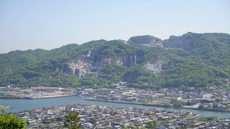 屋島から眺める庵治石の採石場