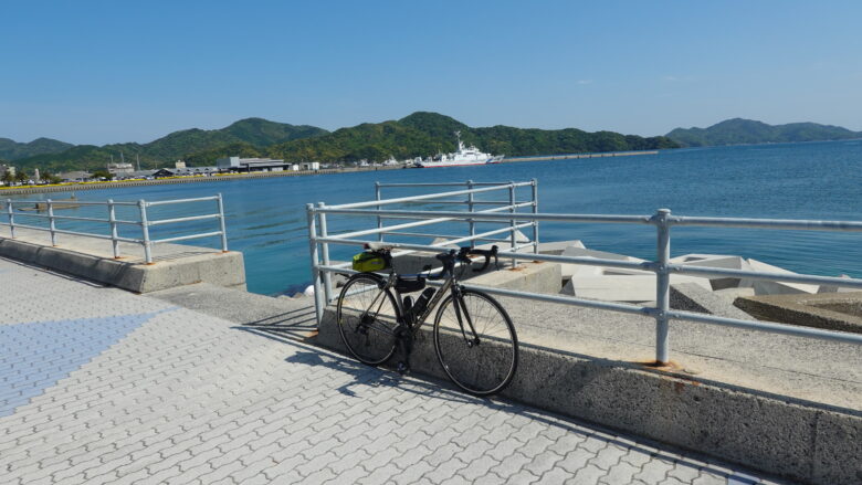 海岸沿いを自転車で走る