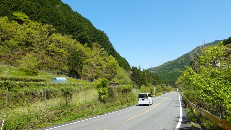 山間の道を征く
