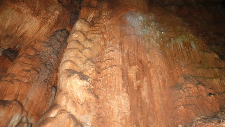 石灰華の滝、地底湖には滝が付きものだよね