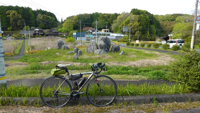 石灰岩と自転車のツーショット