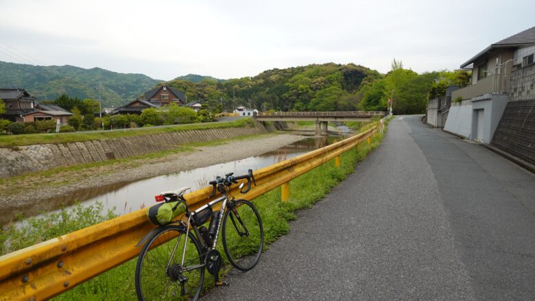 四十八瀬川沿いをのんびり走る