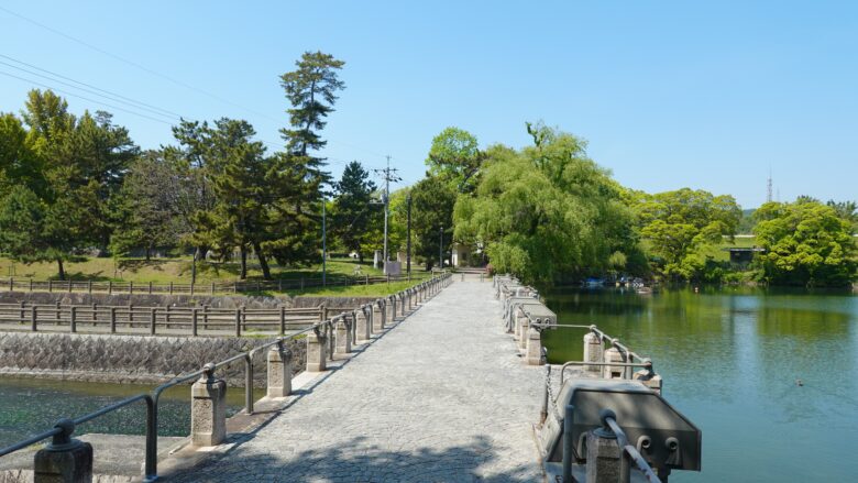配水樋門の上を歩いて奥へ行く