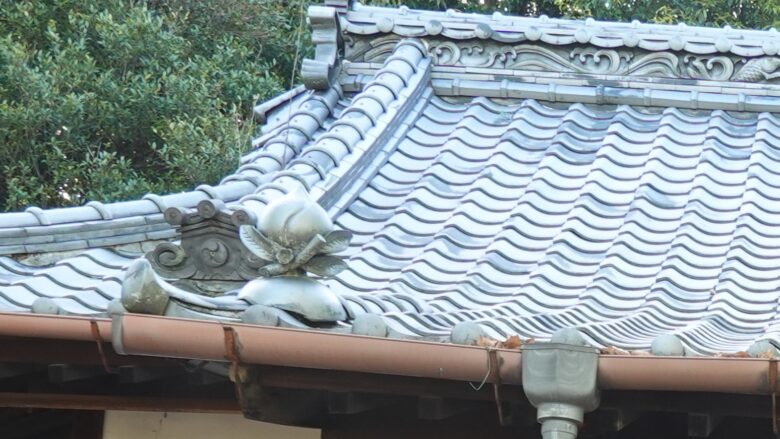 拝殿の屋根には桃がある