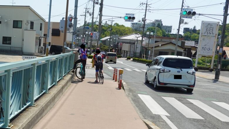 自転車で町中を駆け巡る