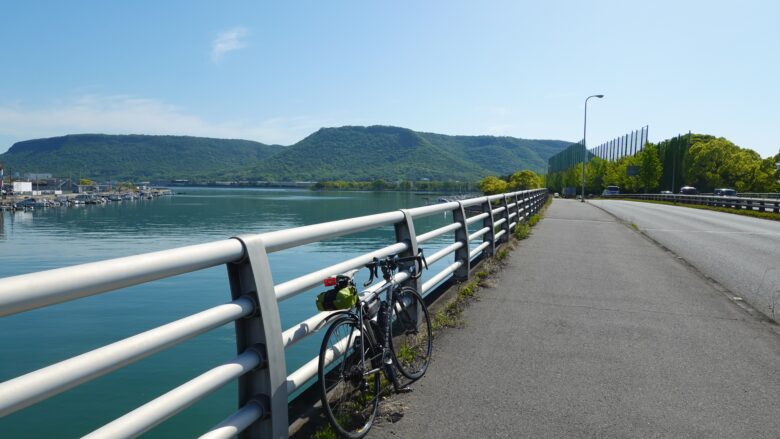屋島大橋から屋島を眺める