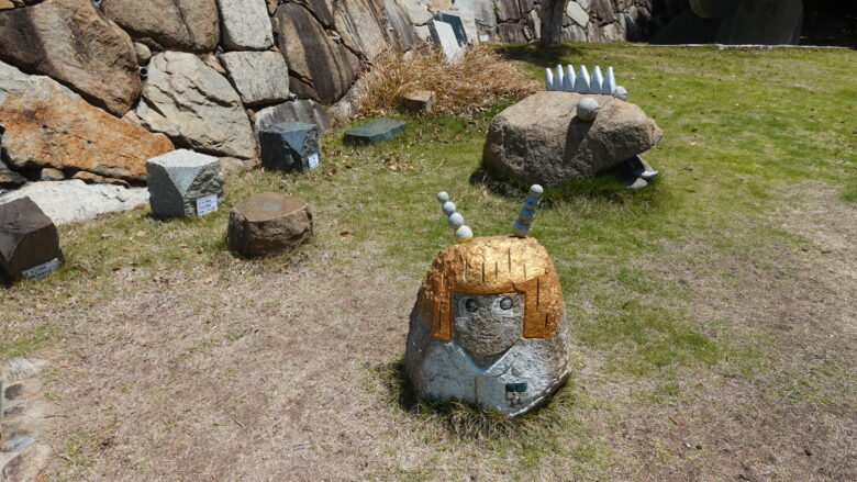 様々な石材やアート作品が出迎えしてくれる