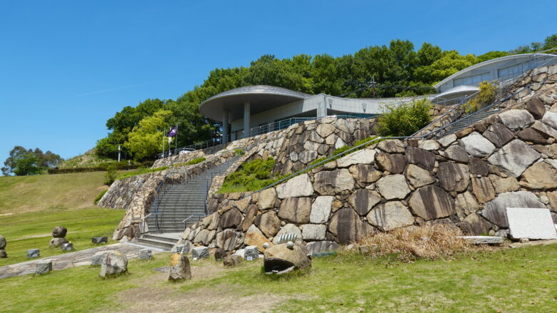園内のより一段高い場所に「石の民俗資料館」が建つ