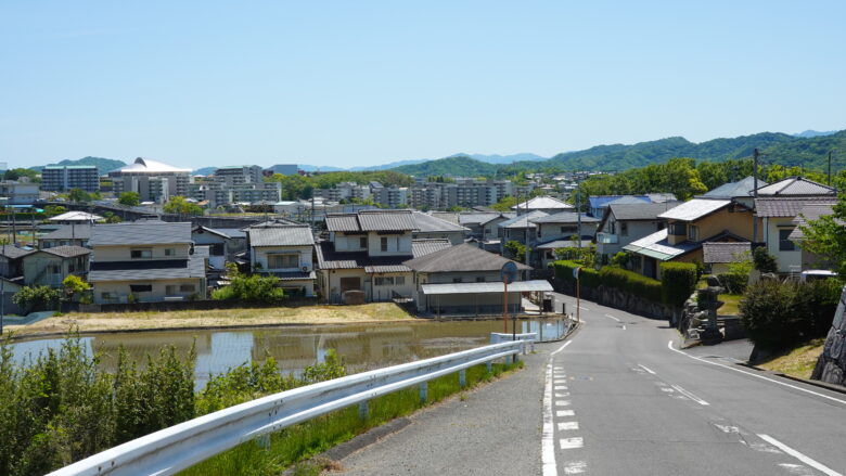 住宅街を駆け抜ける