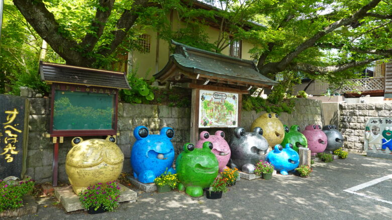 印象的なカエルの置物に注目