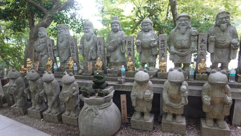 七福神とカエル七福神がそろい踏み