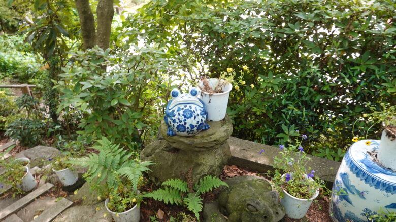 陶器のカエルだ！